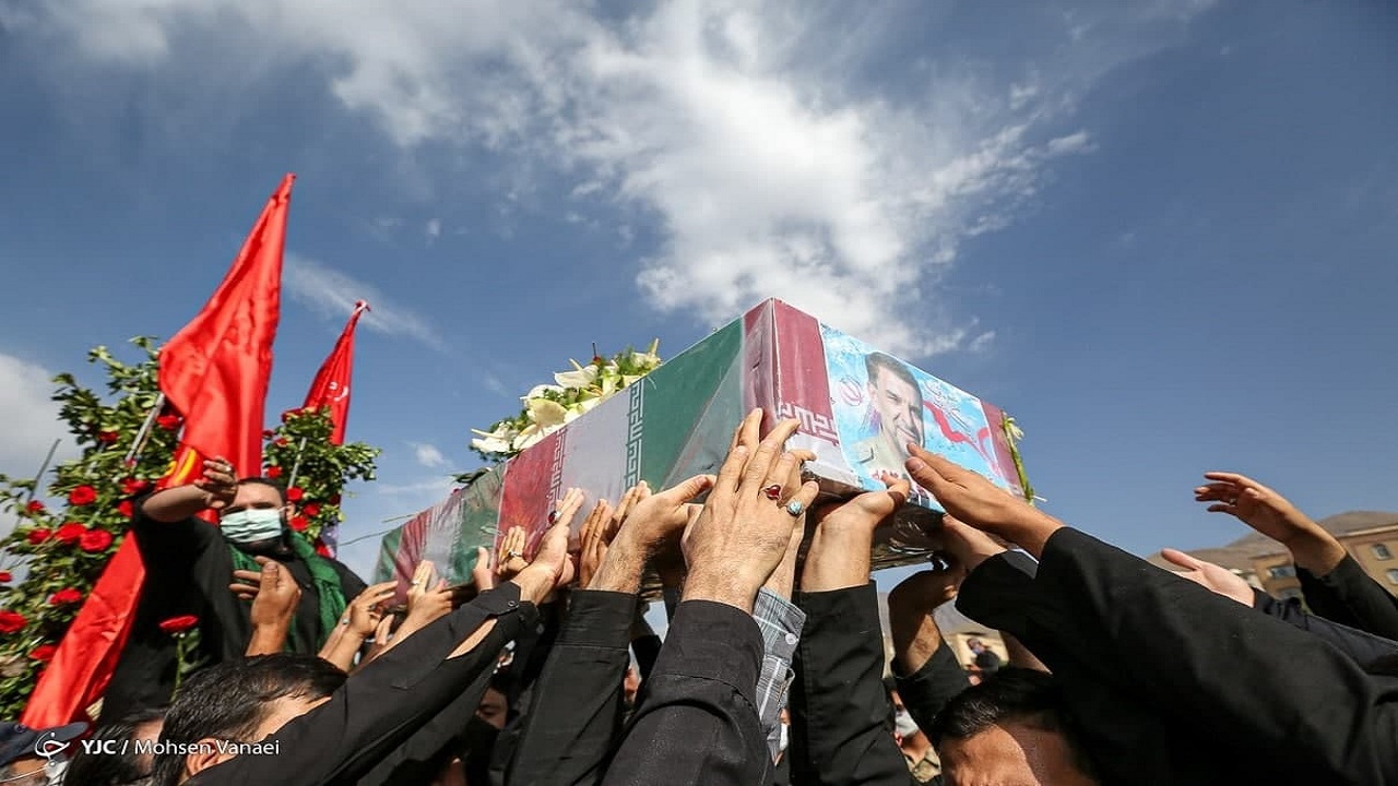 پیکر سردار شهید رضا فرزانه تشییع شد+ فیلم