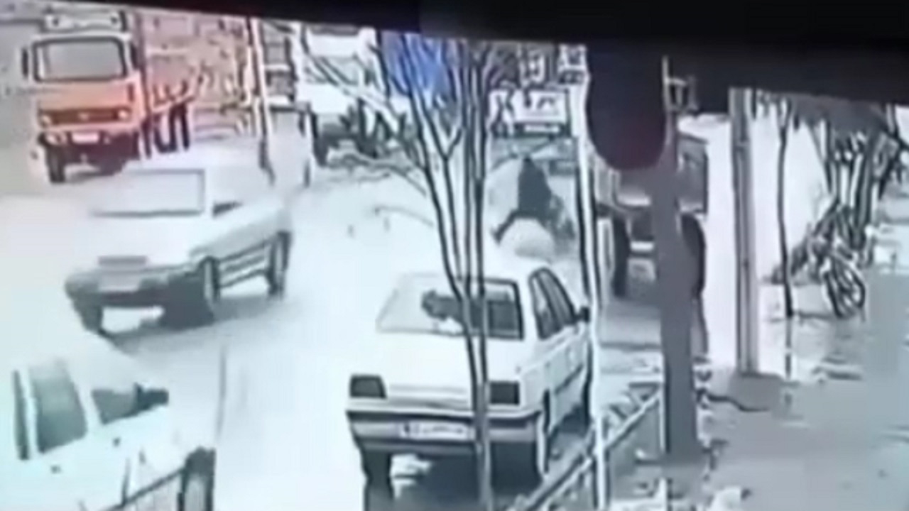 لحظه وحشتناک زیر گرفتن یک موتور سوار توسط خودرو + فیلم