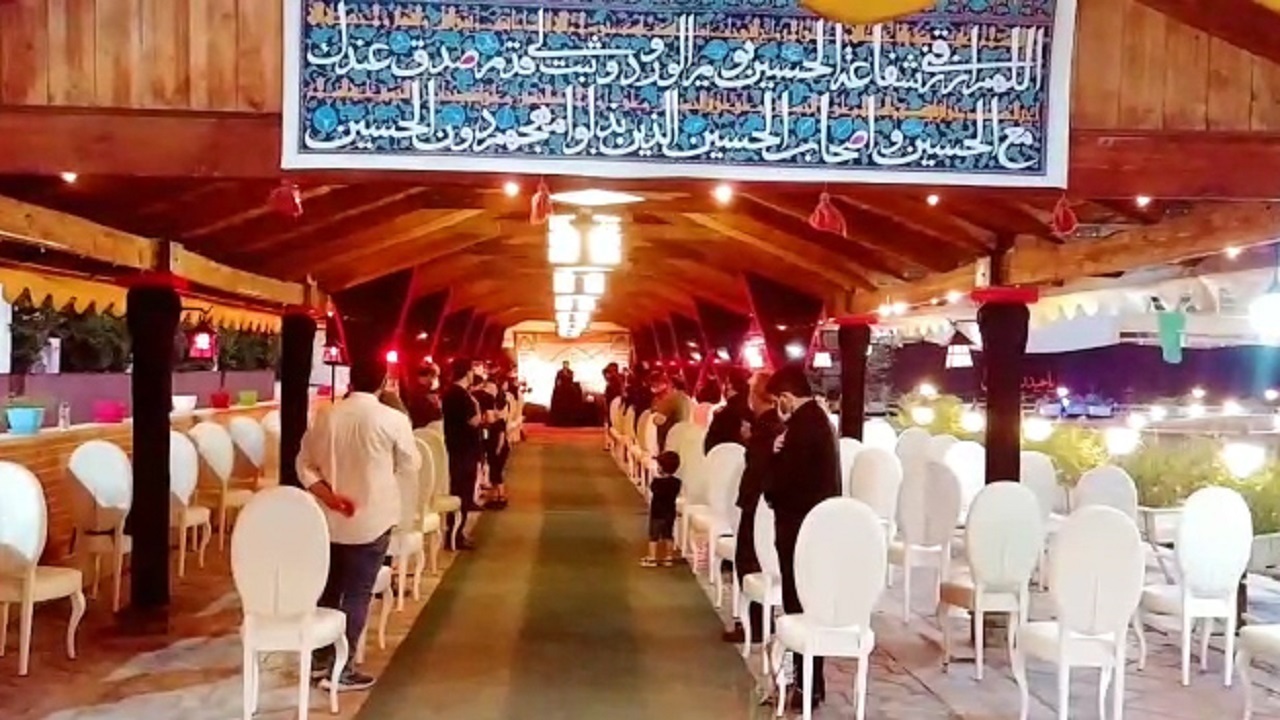 برگزاری مراسم عزاداری در شب پنجم ماه محرم در تالار پذیرایی + فیلم