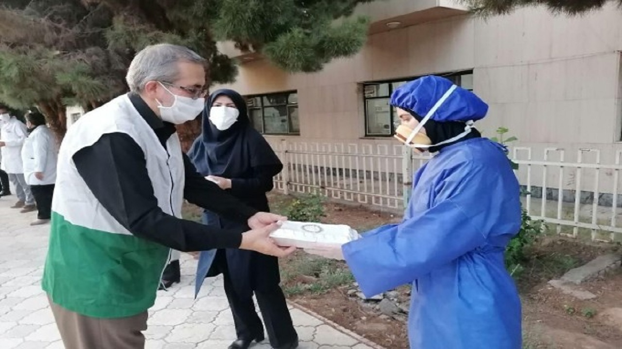 توزیع ۲ هزار غذای متبرک روزانه بین کادر درمان بیمارستان‌های مشهد