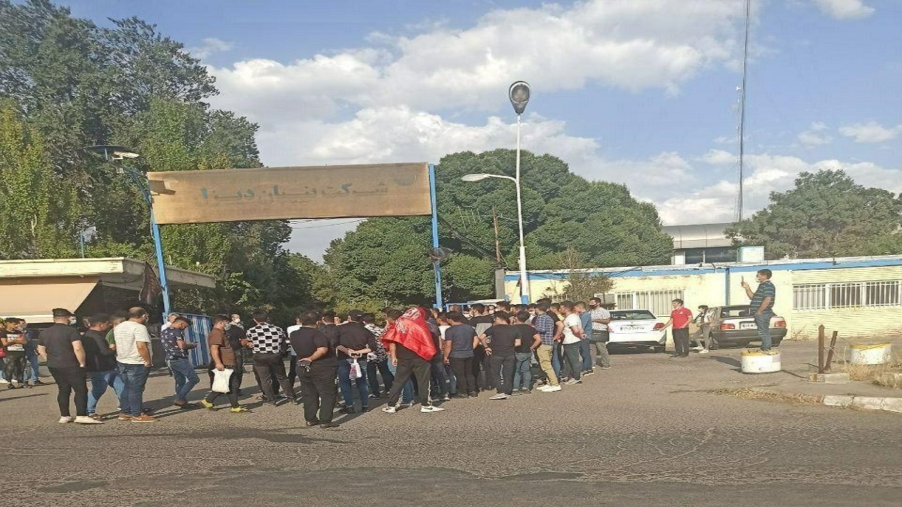 حضور هواداران معترض تراکتور مقابل درب باشگاه