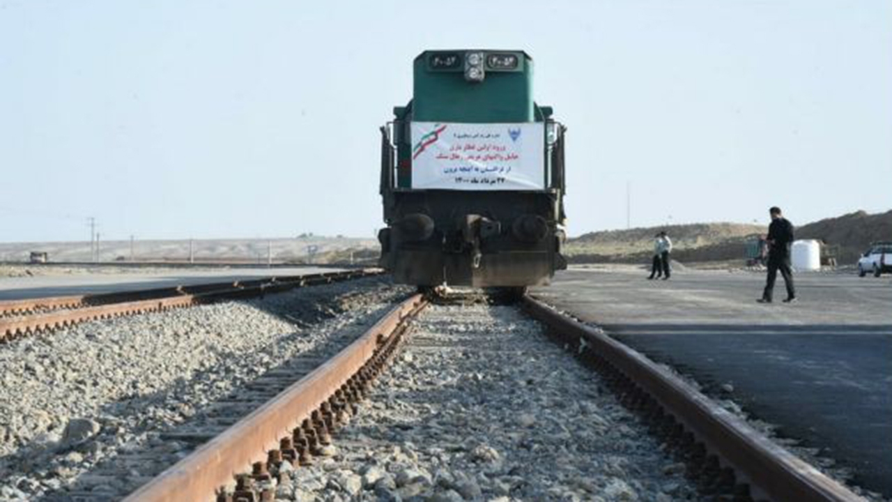 ورود اولین قطار حامل زغال سنگ از قزاقستان به اینچه برون گلستان+ عکس
