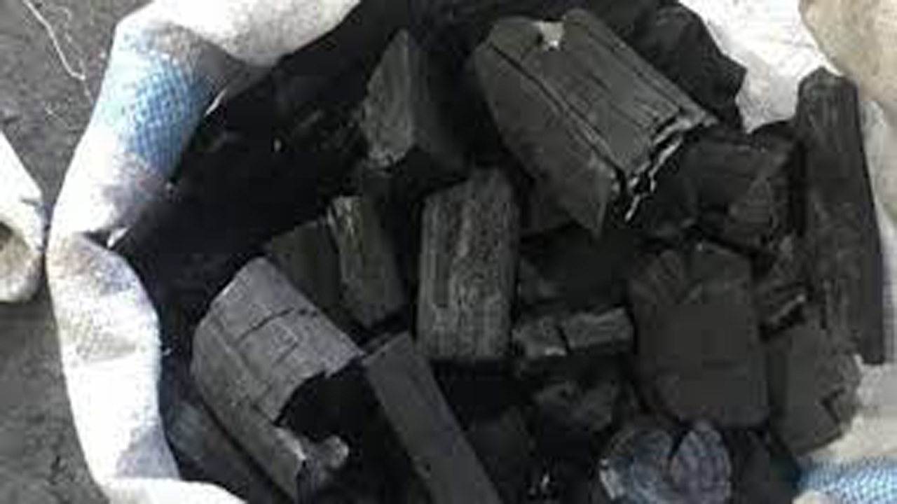 توقیف خودروی حمل زغال در کازرون