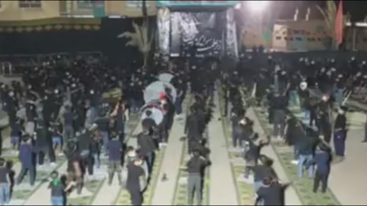 زنجیرزنی عاشقان اباعبدالله الحسین (ع) به یاد حضرت علی اصغر(ع) + فیلم