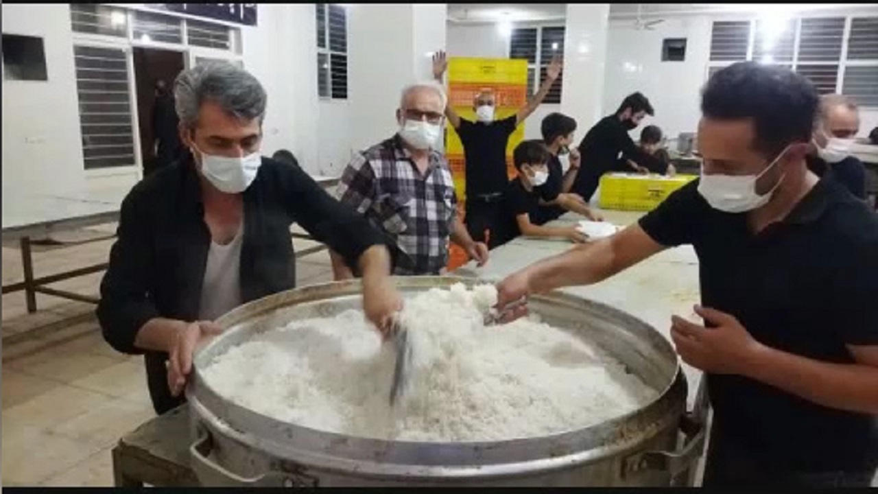پخت غذای نذری در کاشان؛ بهانه ای برای ارادت به امام حسین(ع) + فیلم