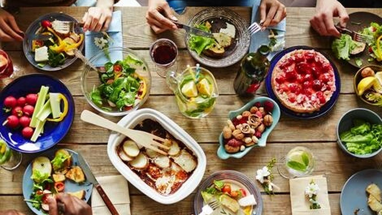 چه خوراکی‌هایی را با معده خالی نباید مصرف کرد؟ + فیلم