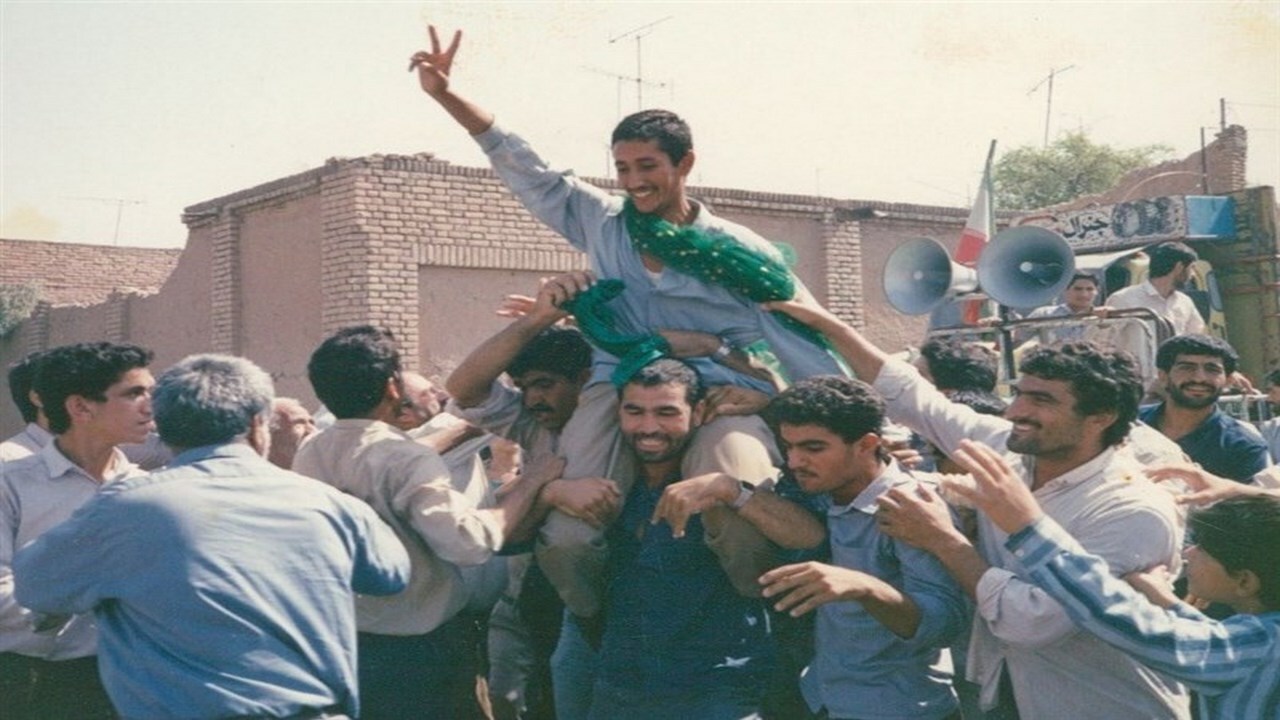 تصاویری کمتر دیده شده از لحظه ورود آزادگان دفاع مقدس به کشور