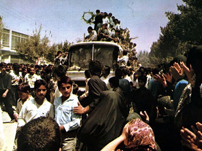 تصاویری کمتر دیده شده از لحظه ورود آزادگان دفاع مقدس به کشور/ ۲۶مردادماه؛ سالروز &laquo;صابران امت&raquo;