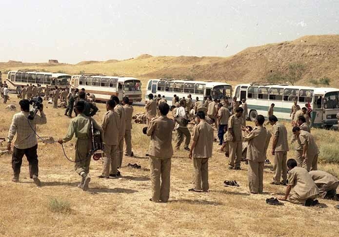 تصاویری کمتر دیده شده از لحظه ورود آزادگان دفاع مقدس به کشور/ ۲۶مردادماه؛ سالروز &laquo;صابران امت&raquo;