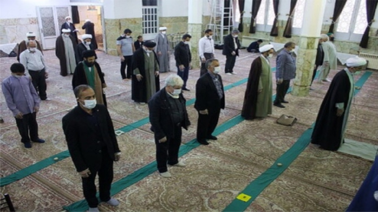اقامه نماز ظهر عاشورا با رعایت شیوه نامه‌های بهداشتی در استان یزد