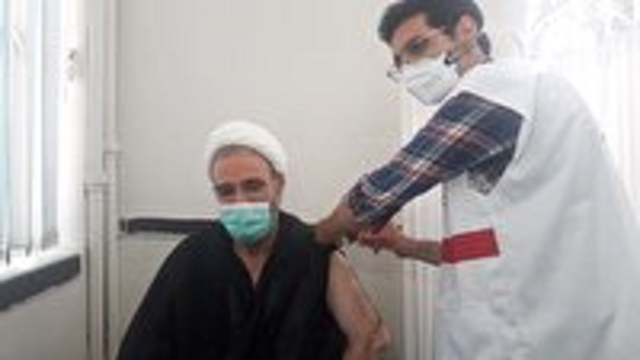 نماینده ولی فقیه در استان سمنان واکسن کرونا زد