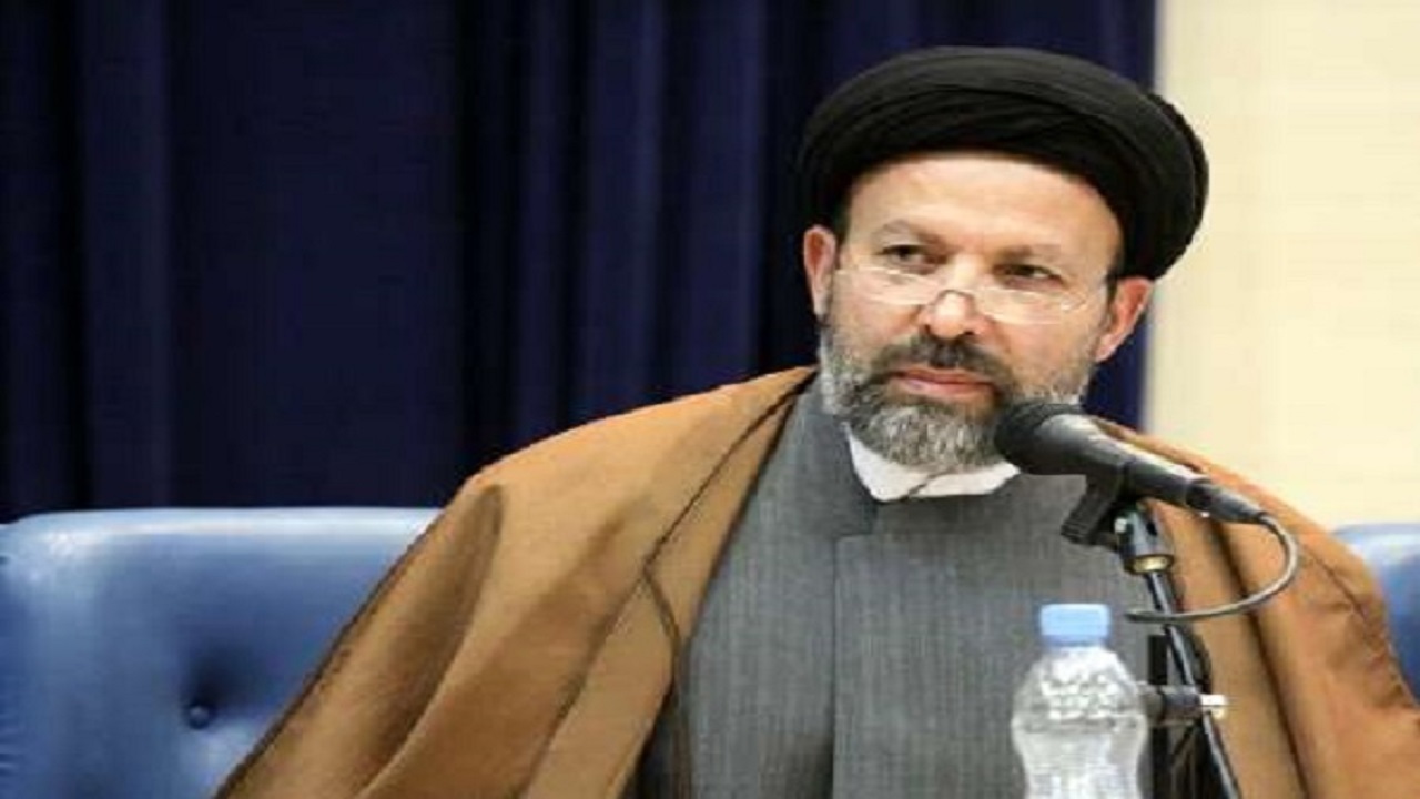 اقامه نماز ظهر عاشورا در پیاده راه میدان امام (ره) همدان