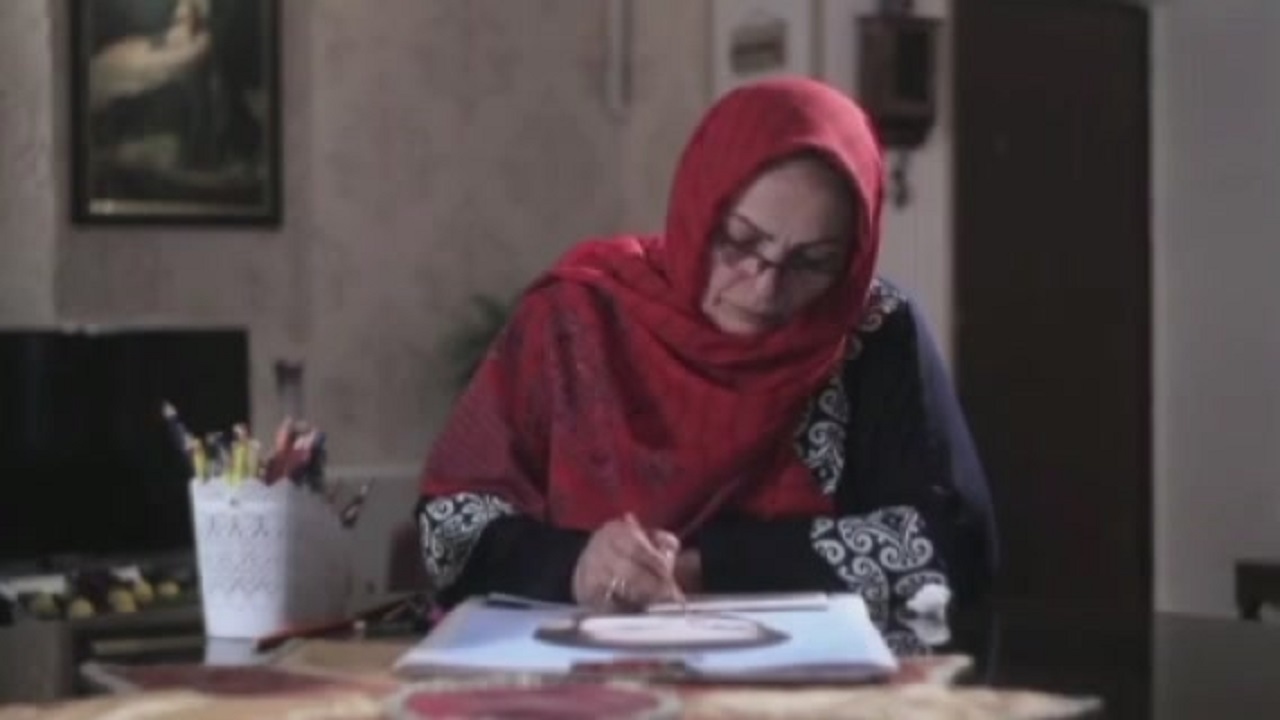 بانوی مسیحی که تصاویر شهدا را نقاشی می‌کند + فیلم و تصاویر