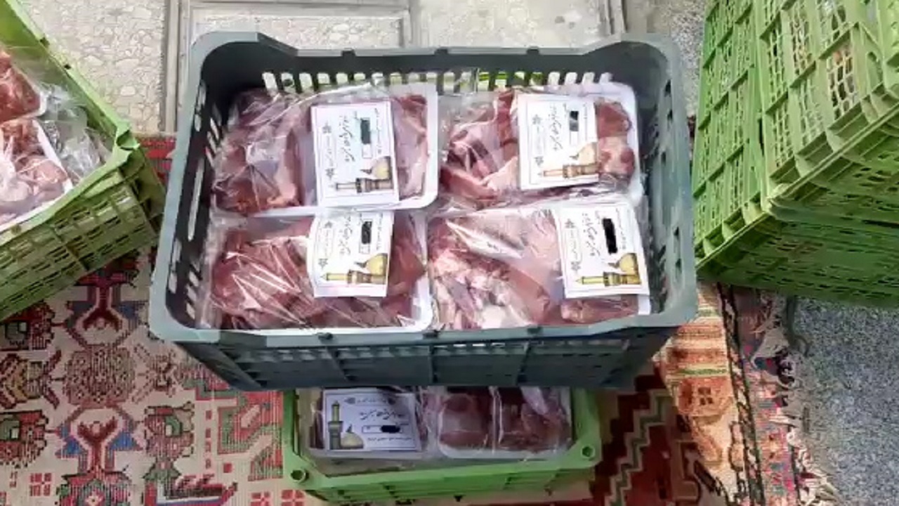 توزیع گوشت نذری در بین ساکنین روستای گراچقا + فیلم