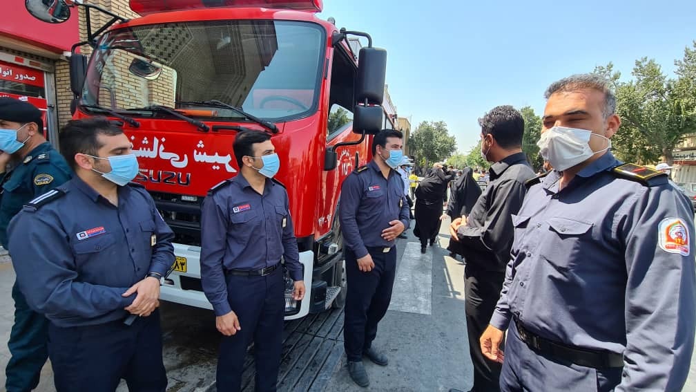 امدادگران آتش نشان در کنار عزاداران حسینی + تصاویر