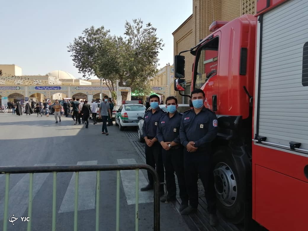امدادگران آتش نشان در کنار عزاداران حسینی + تصاویر