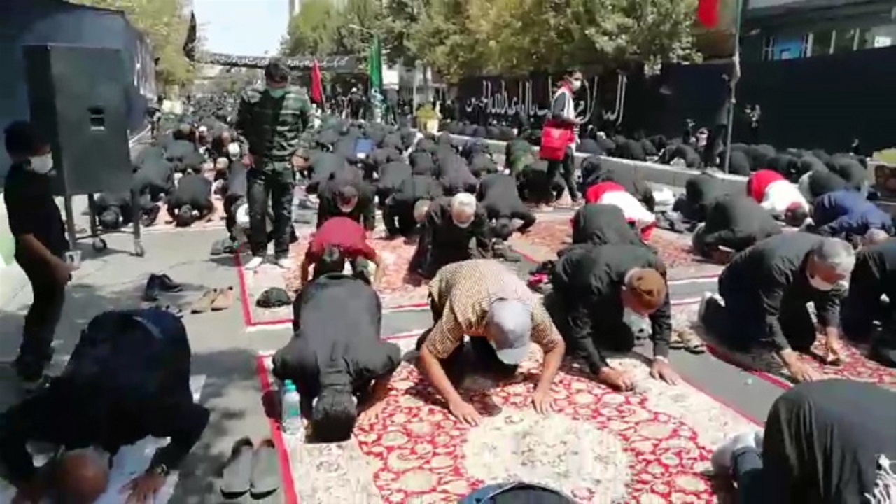 اقامه نماز ظهر عاشورا در کاشمر + فیلم