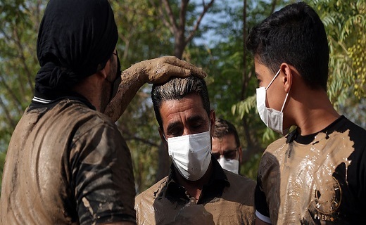 سنت &laquo;گل مالی&raquo; لرستانی&zwnj;های قم در روز عاشورا به روایت تصویر