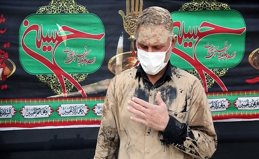 سنت &laquo;گل مالی&raquo; لرستانی&zwnj;های قم در روز عاشورا به روایت تصویر