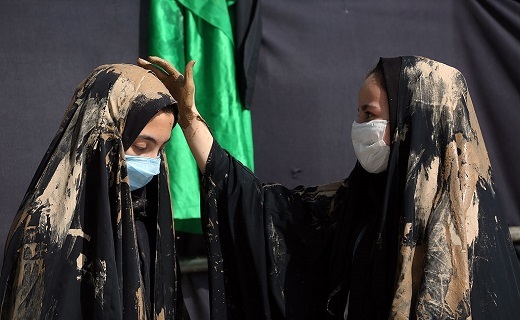 سنت &laquo;گل مالی&raquo; لرستانی&zwnj;های قم در روز عاشورا به روایت تصویر