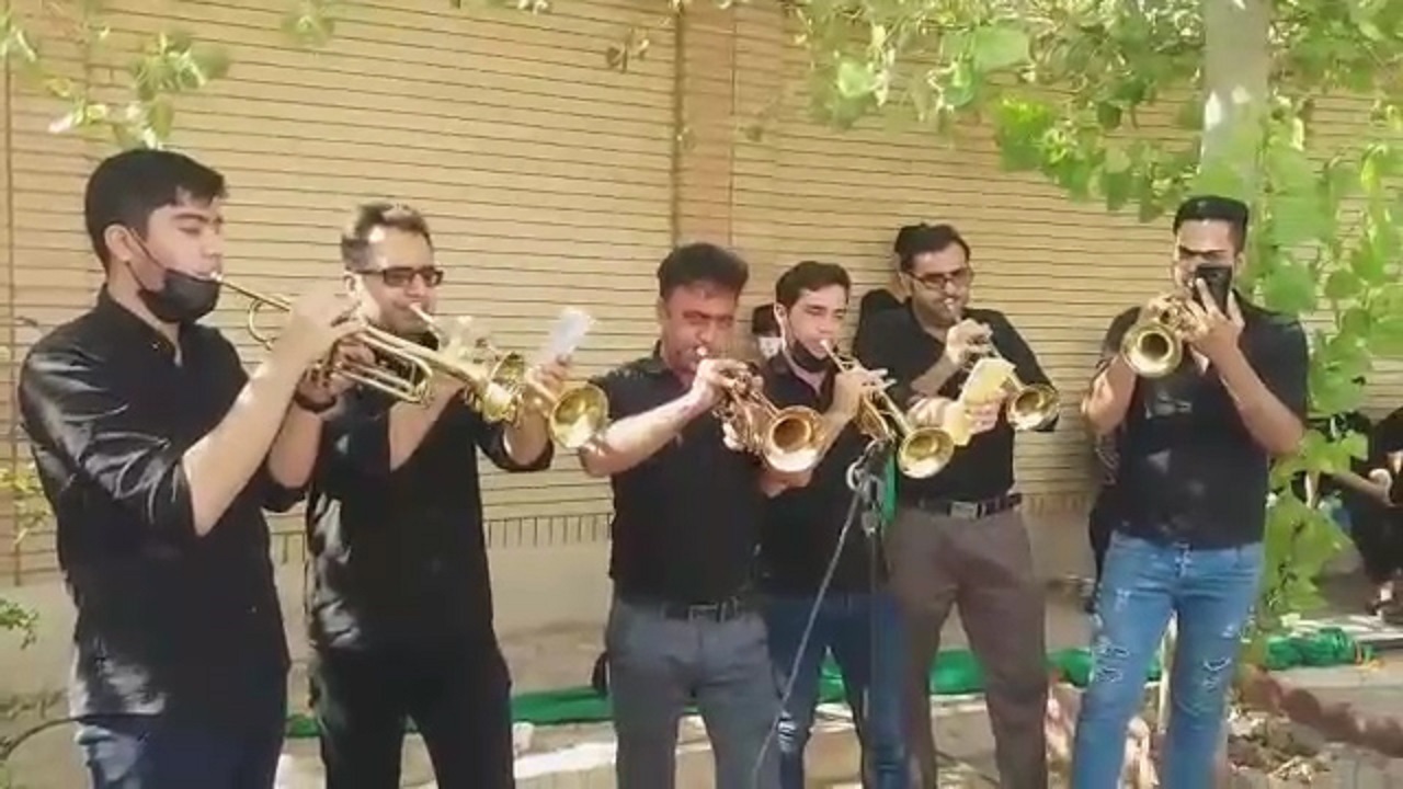 فیلمی از نواختن مارش عزا در ظهر روز عاشورا