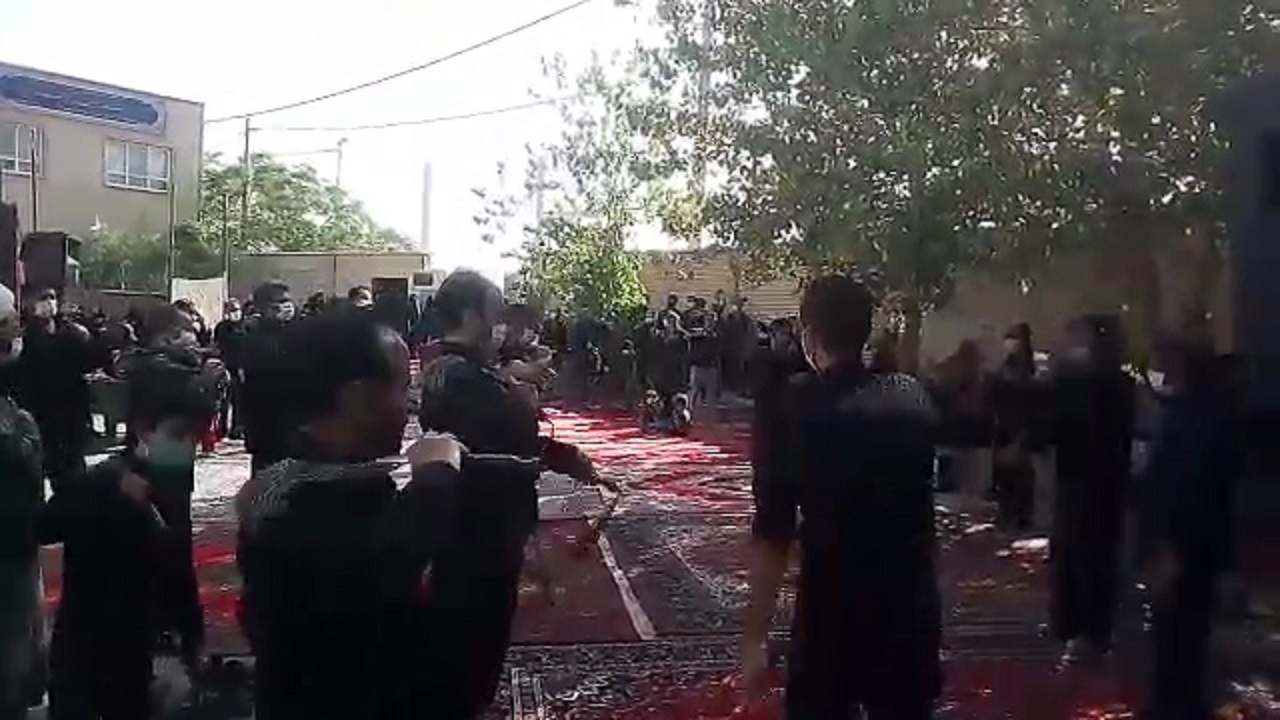 سینه زنی عزاداران حسینی در ظهر عاشورا + فیلم