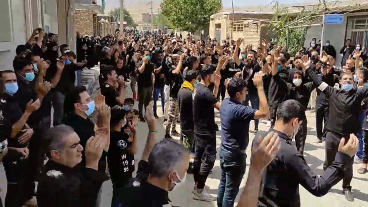 نوحه‌ خوانی و عزاداری روز عاشورا توسط اهالی روستای تکه به سبک قدیم + فیلم