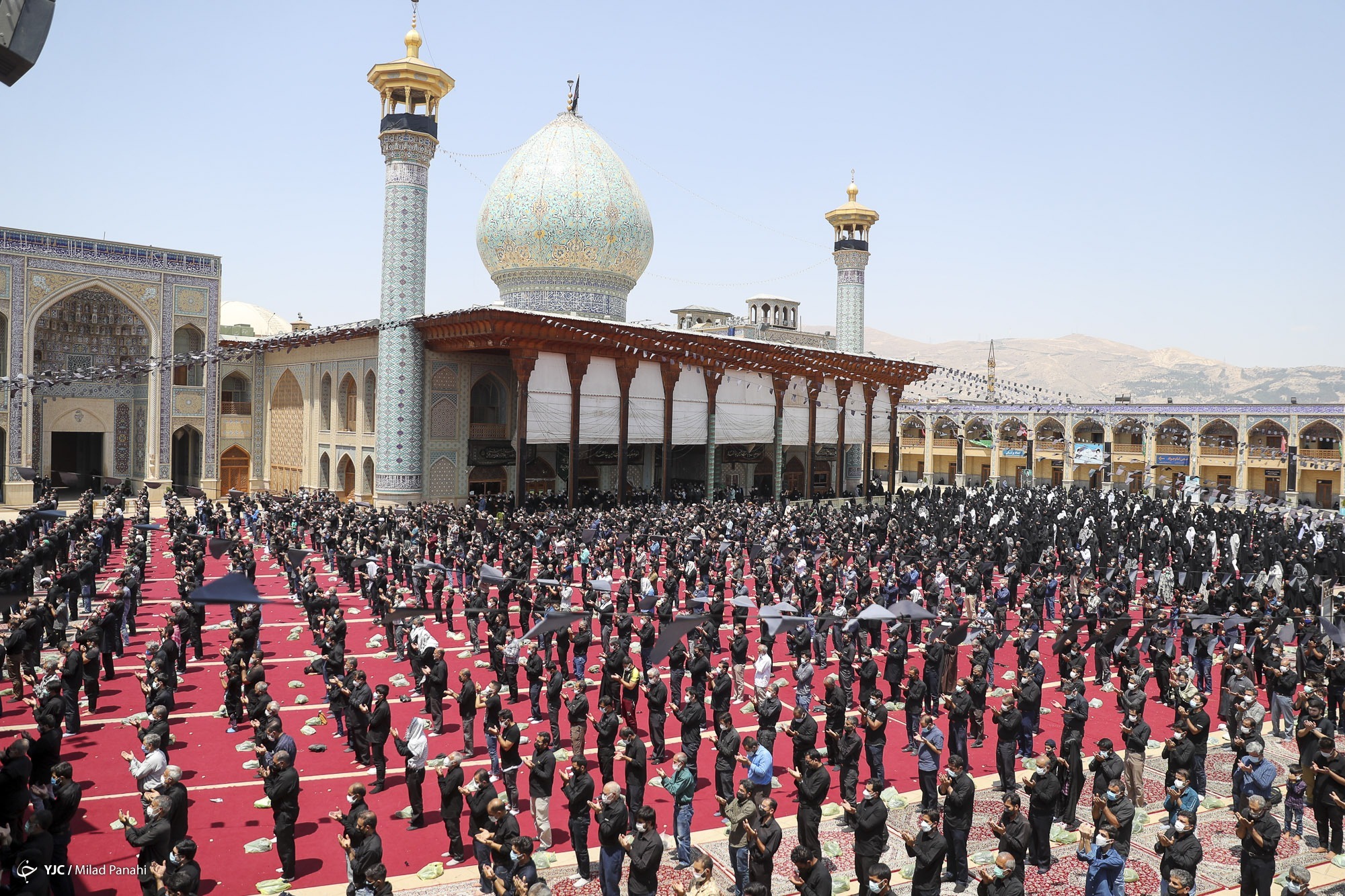 نماز ظهر عاشورا در بقاع متبرکه فارس و حرم شاهچراغ (ع) اقامه شد