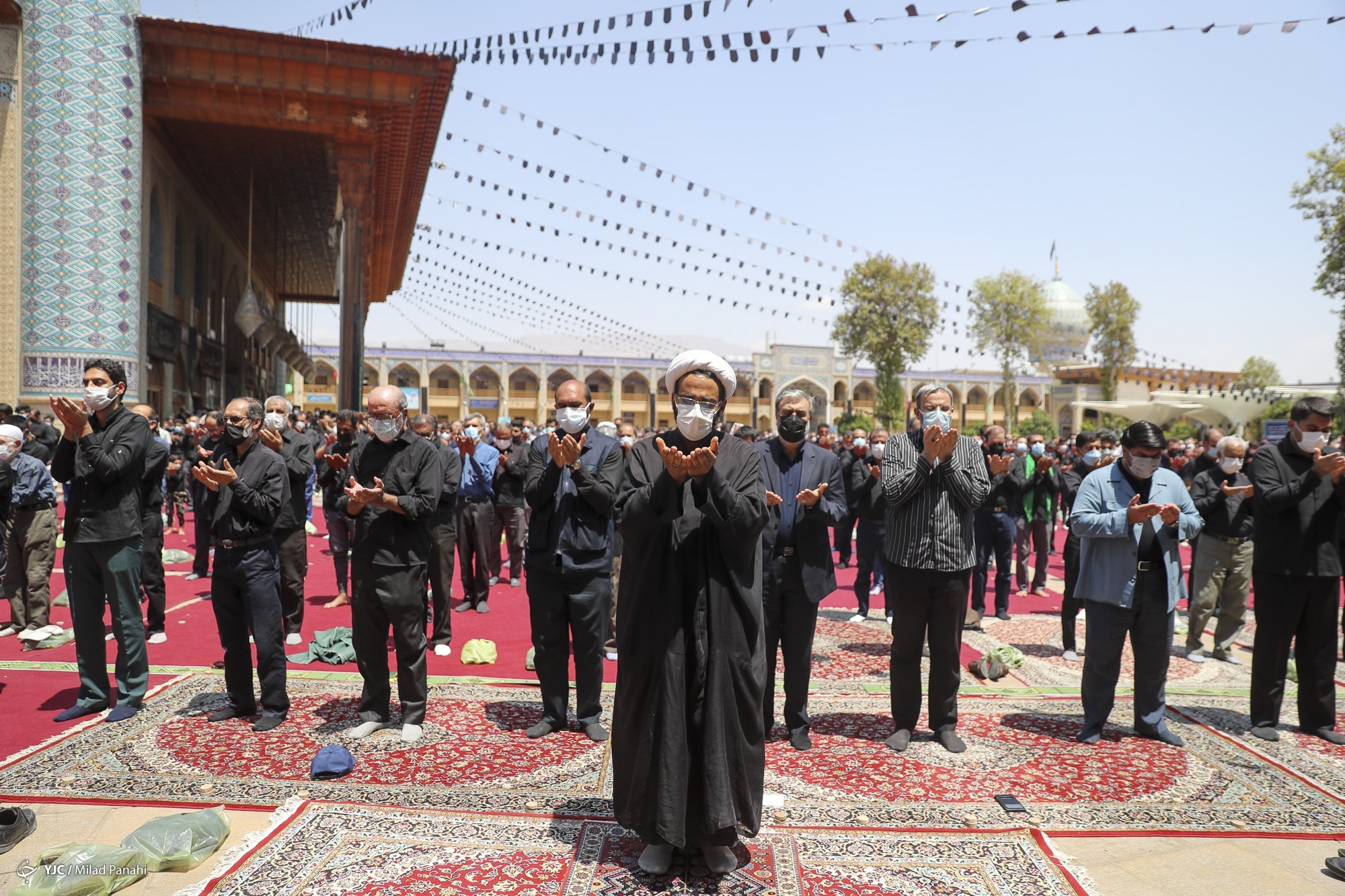 نماز ظهر عاشورا در بقاع متبرکه فارس و حرم شاهچراغ (ع) اقامه شد
