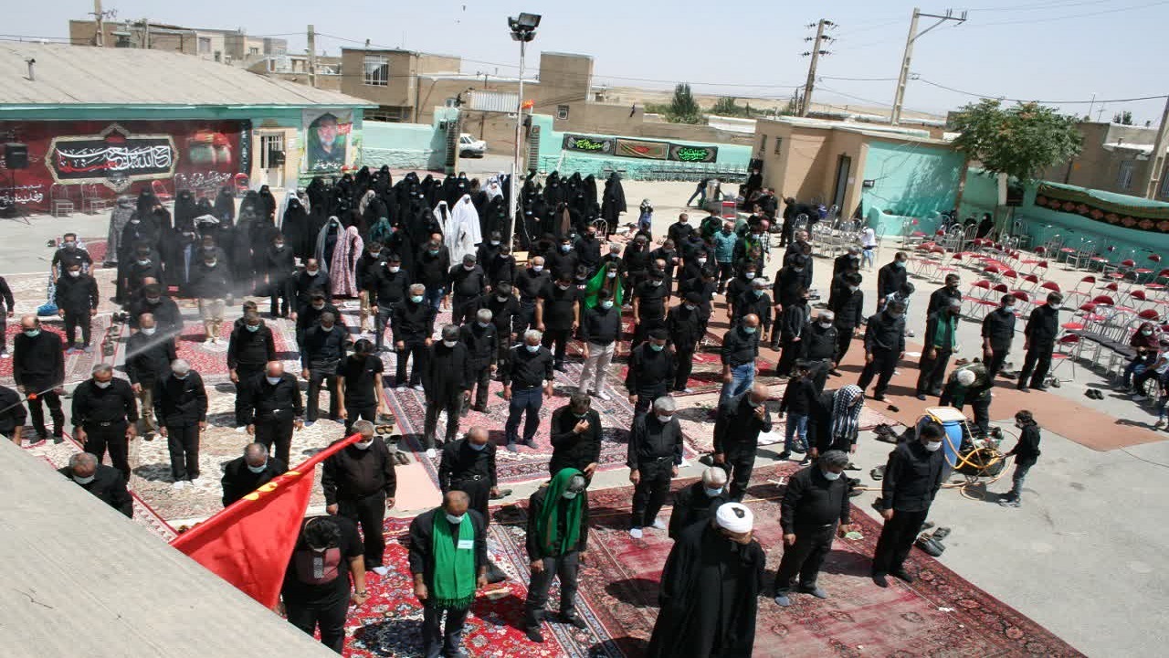 عزاداری و اقامه نماز ظهر عاشورا در کوی مزداگینه همدان