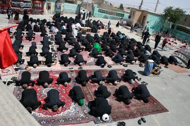 عزاداری و اقامه نماز ظهر عاشورا در کوی مزداگینه همدان