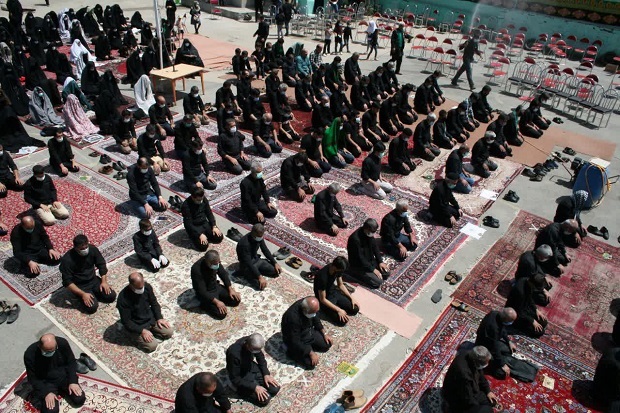 عزاداری و اقامه نماز ظهر عاشورا در کوی مزداگینه همدان