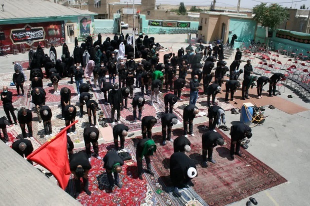 عزاداری و اقامه نماز ظهر عاشورا در کوی مزداگینه همدان