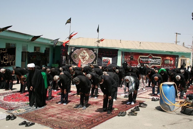 عزاداری و اقامه نماز ظهر عاشورا در کوی مزداگینه همدان