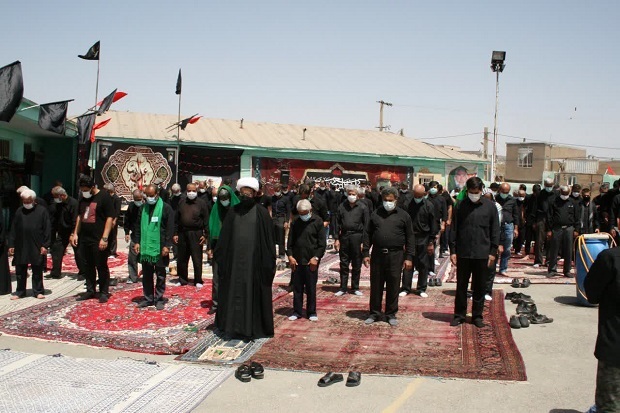 عزاداری و اقامه نماز ظهر عاشورا در کوی مزداگینه همدان