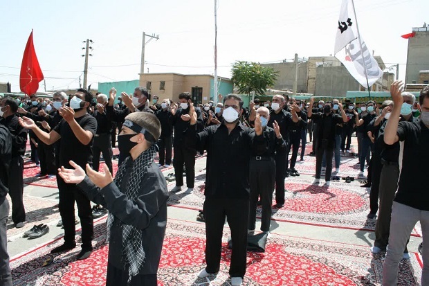 عزاداری و اقامه نماز ظهر عاشورا در کوی مزداگینه همدان