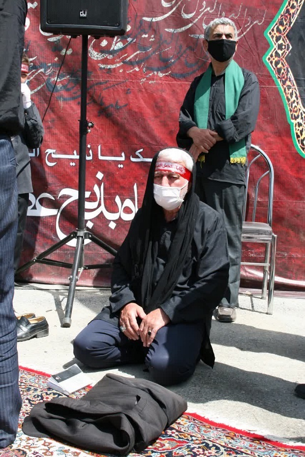 عزاداری و اقامه نماز ظهر عاشورا در کوی مزداگینه همدان