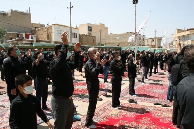 عزاداری و اقامه نماز ظهر عاشورا در کوی مزداگینه همدان