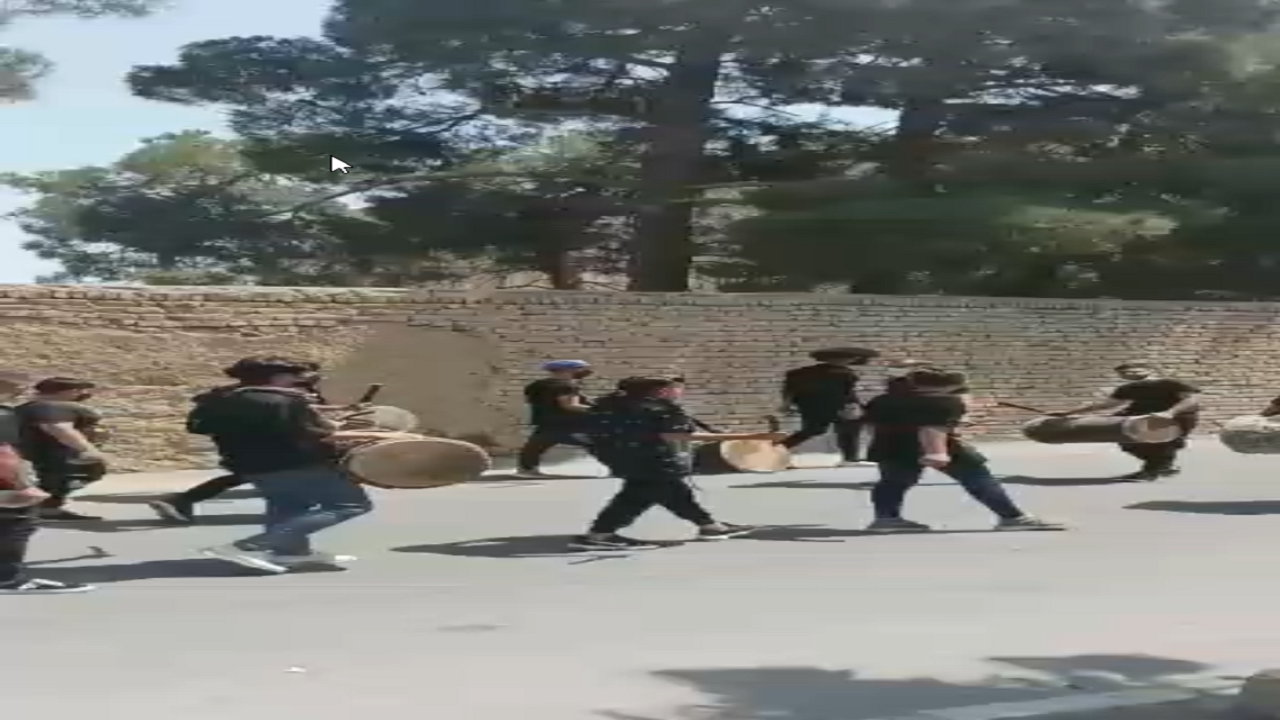 دمامه زنی جوانان حسینی در ظهر عاشورا + فیلم