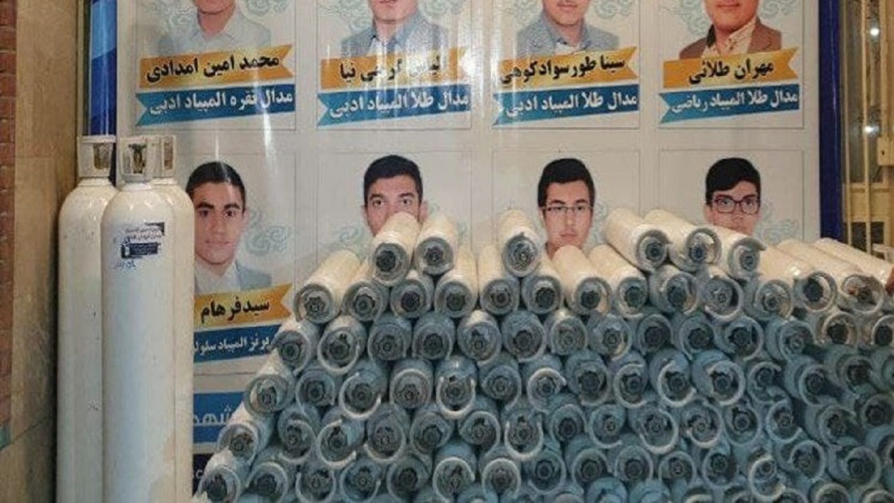 تامین کپسول اکسیژن برای بیماران کرونایی توسط دانش‌آموزان مشهدی