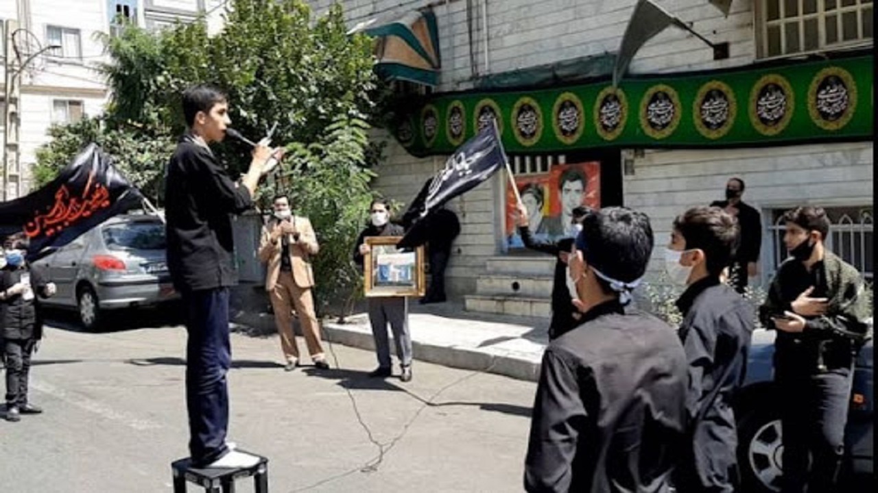 اجرای «چهارپایه‌خوانی» مقابل منزل شهدا در همدان