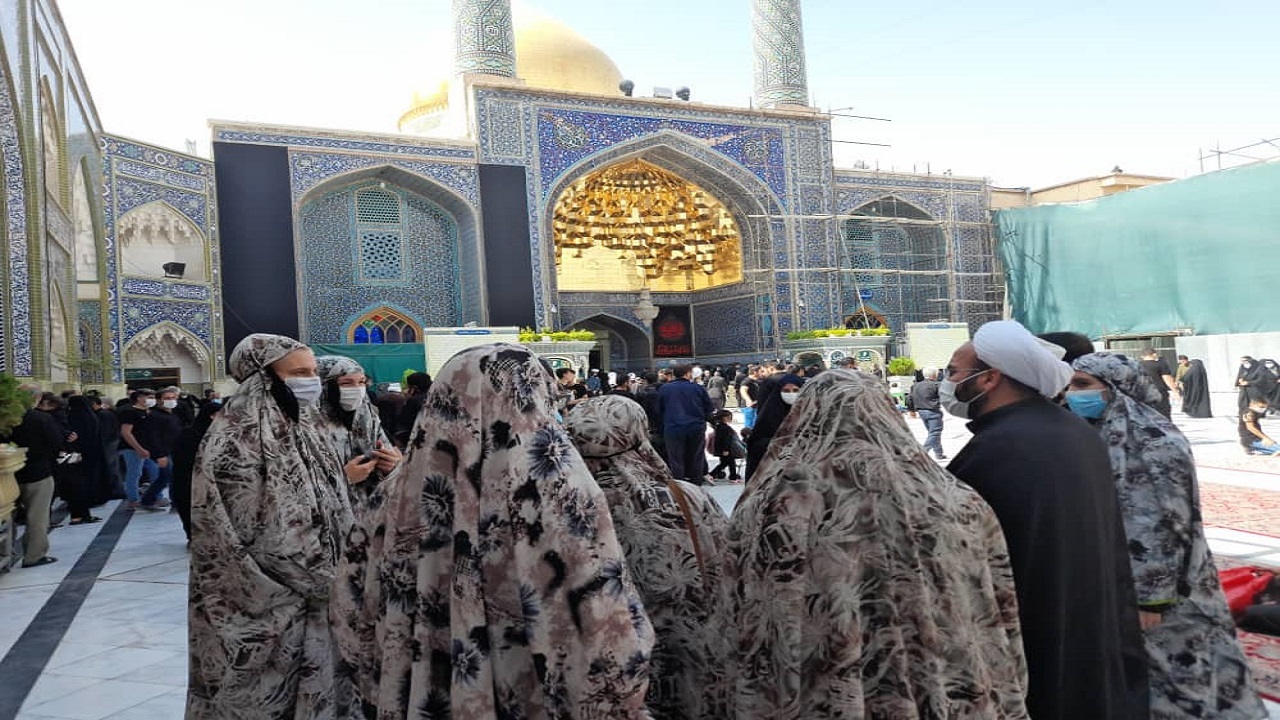 حضور توریست‌های آلمانی در حرم حضرت معصومه(س)