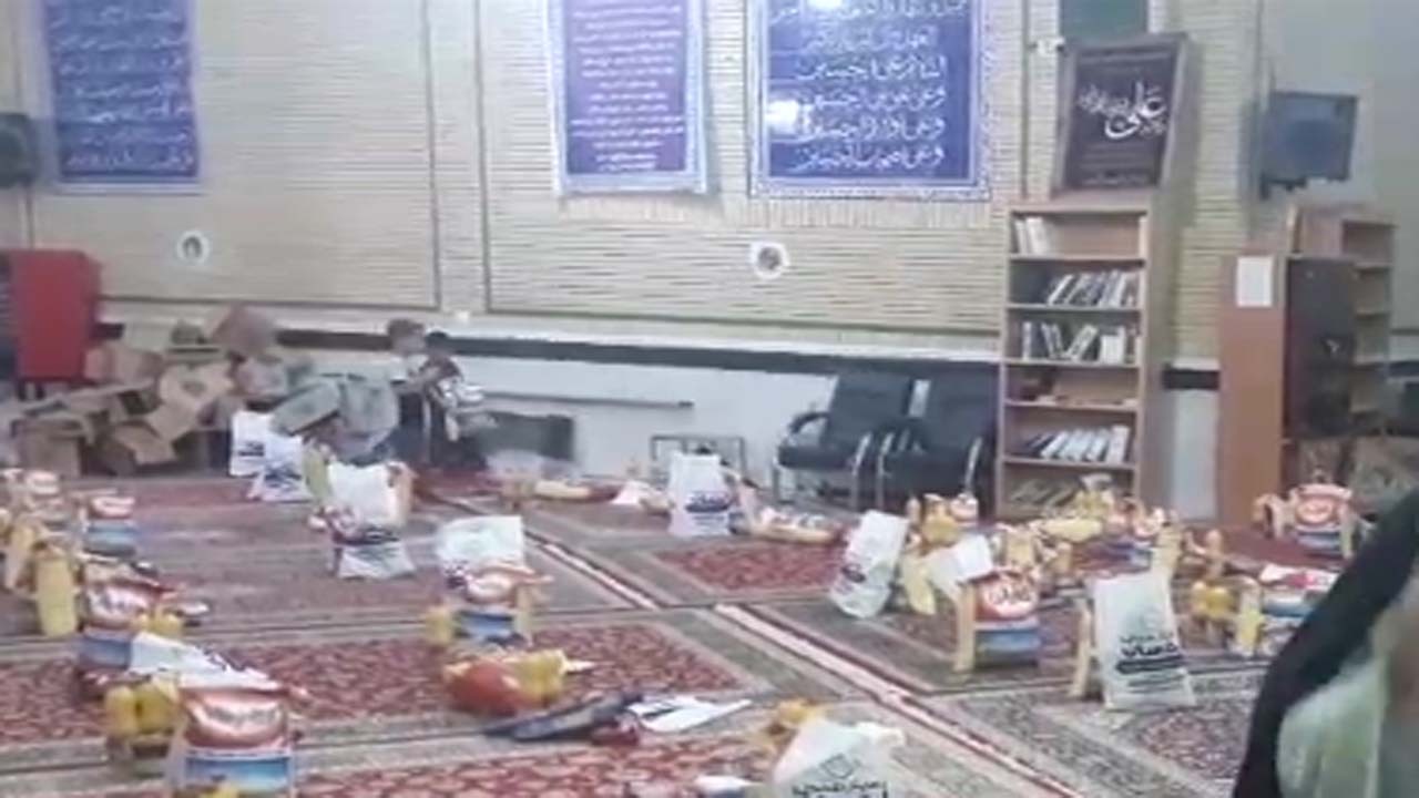 تهیه بسته‌های معیشتی برای نیازمندان در «صالح‌آباد» + فیلم