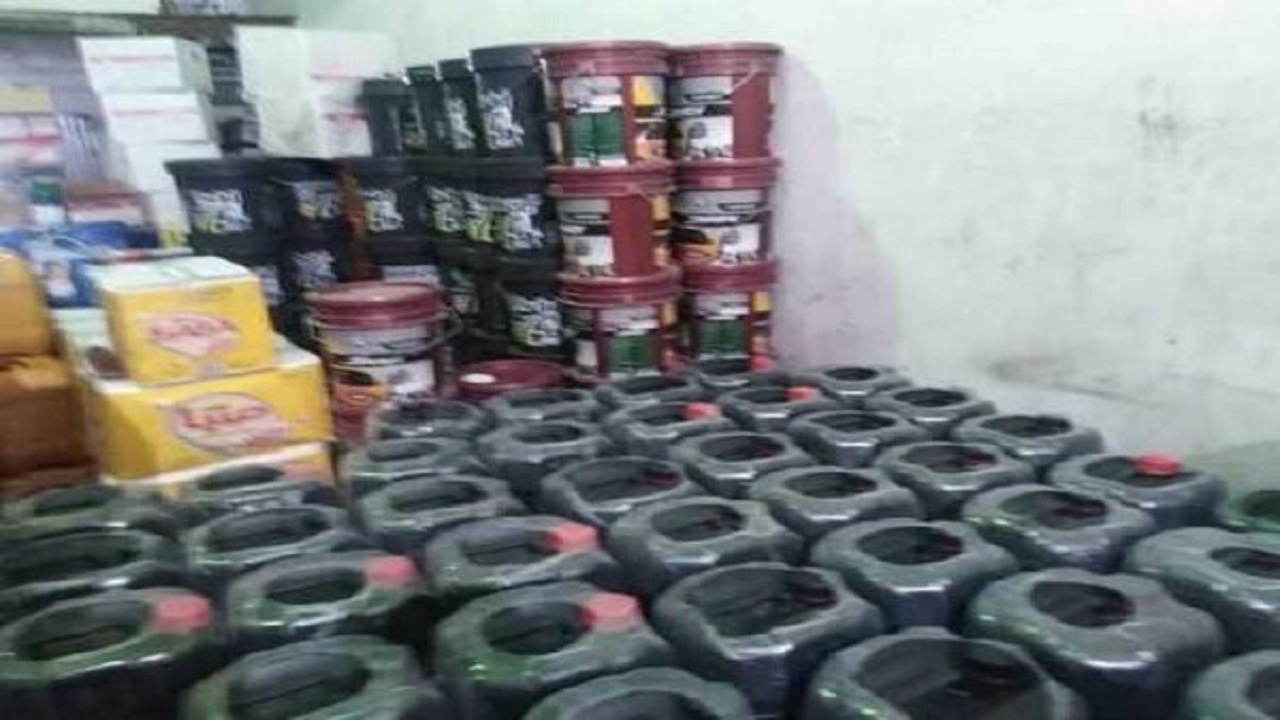 کشف انبار روغن موتور احتکاری در ایلام