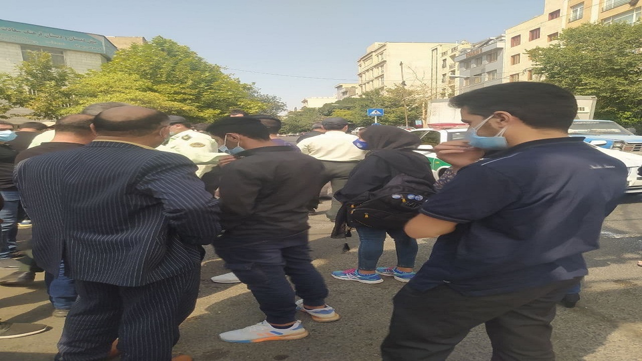 حضور دوباره هواداران استقلال مقابل ساختمان این باشگاه