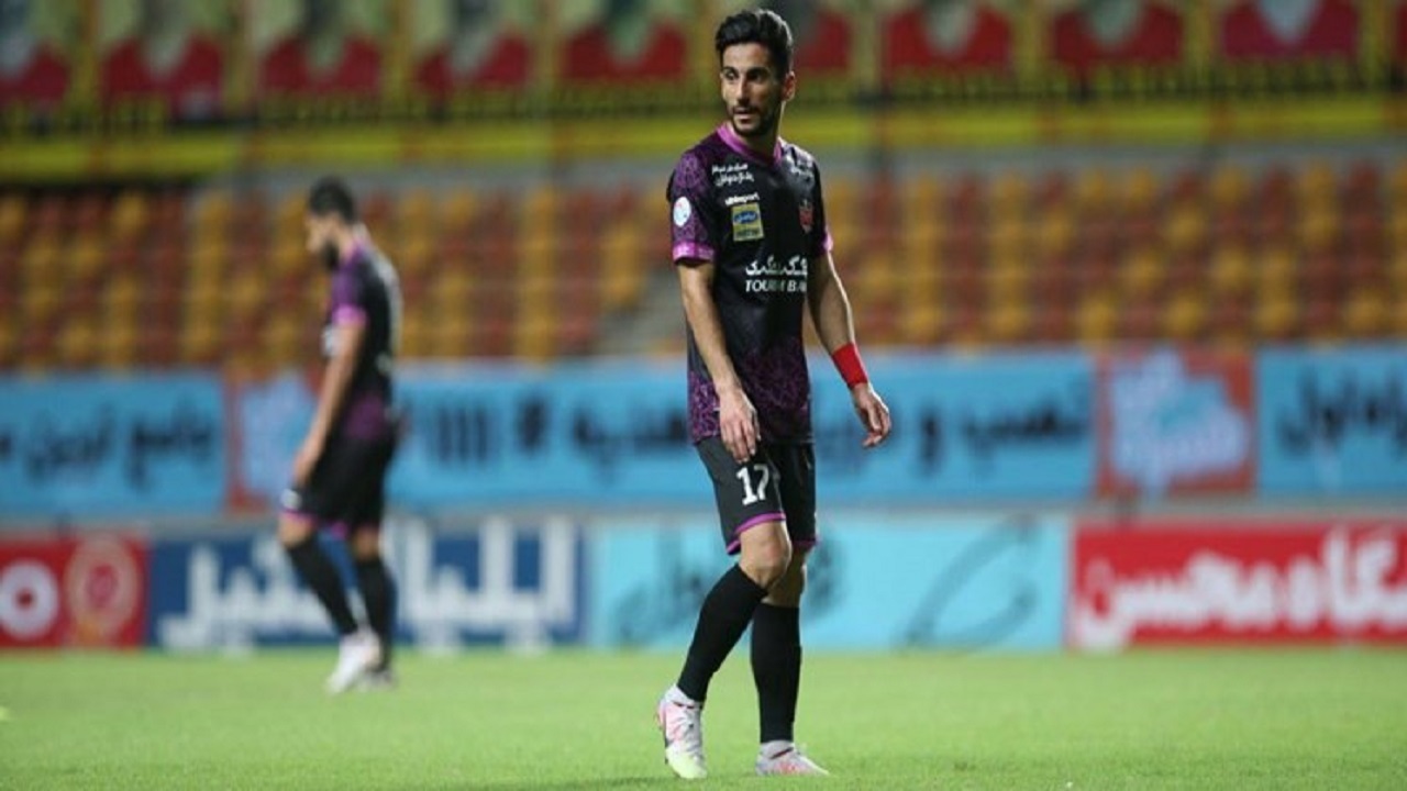 مدافع پرسپولیس قراردادش را ۲ سال دیگر تمدید کرد