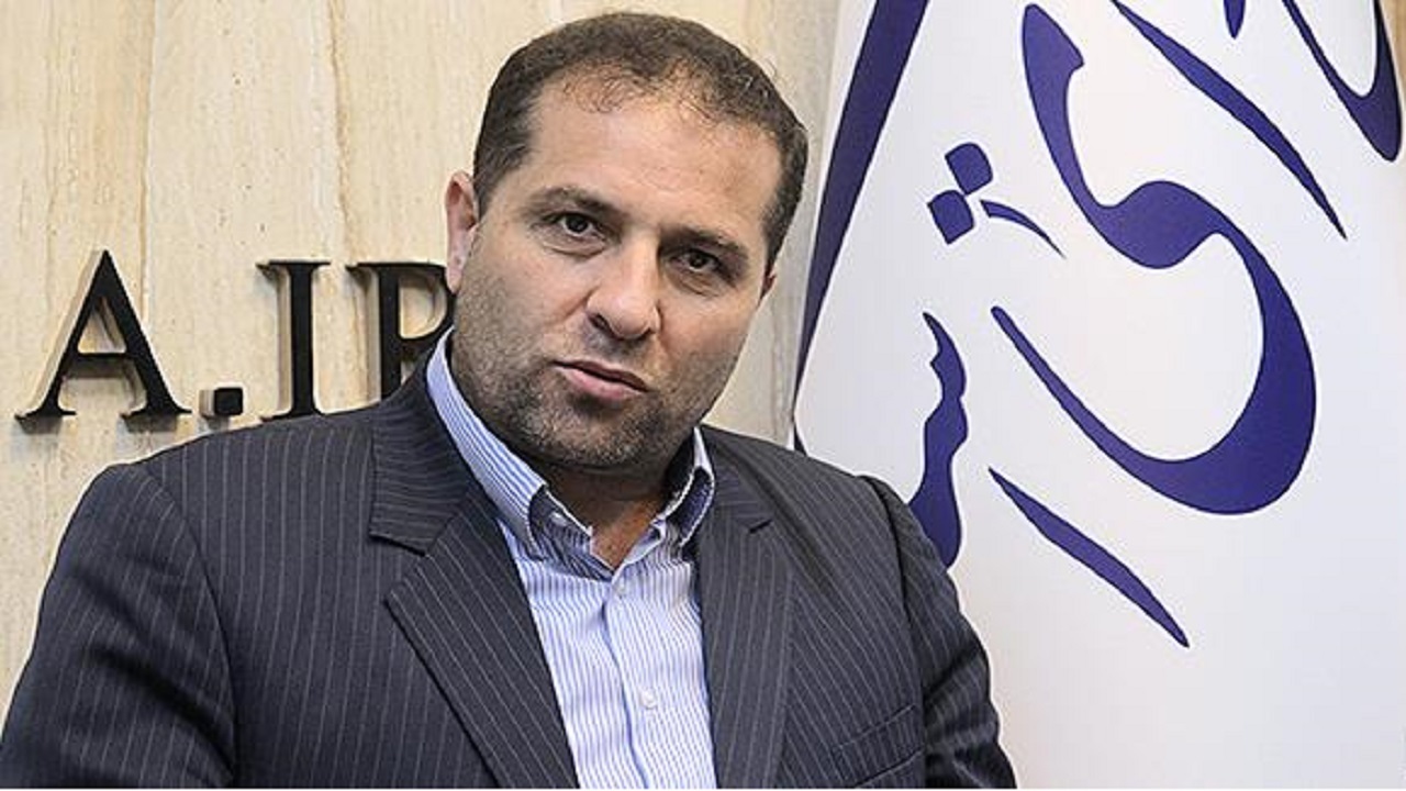 زارع‌پور توان مدیریت وزارت گسترده ارتباطات را ندارد