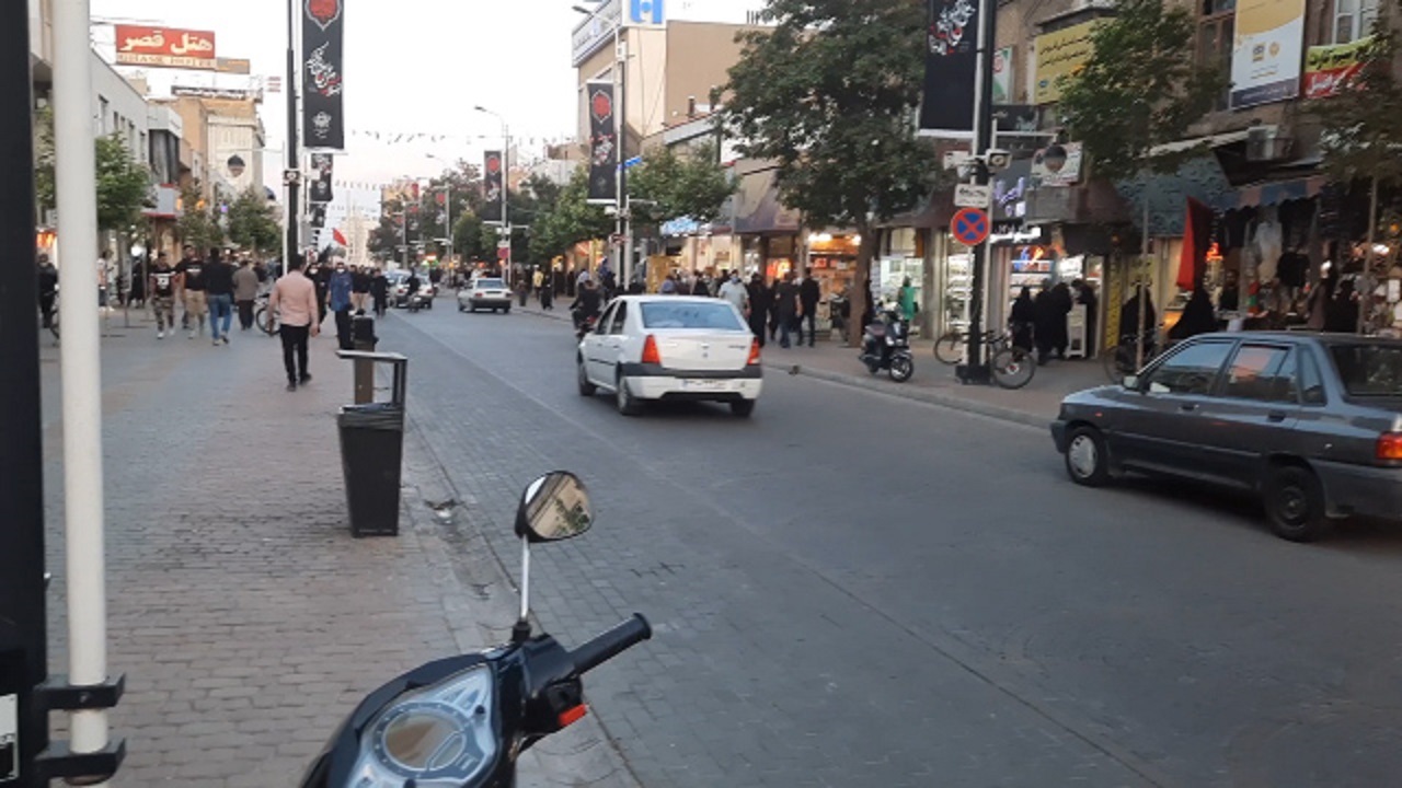 فعالیت کسبه زنجان بدون توجه به محدودیت‌های کرونایی + فیلم