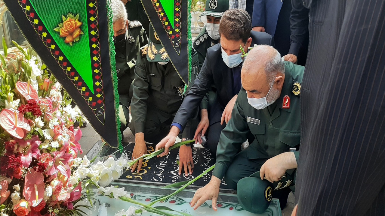 فرمانده سپاه پاسداران به شهیدسردار سلیمانی ادای احترام کرد