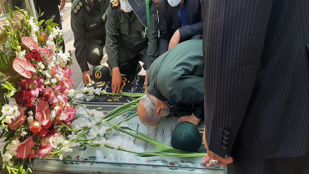 فرمانده سپاه پاسداران به شهیدسردار سلیمانی ادای احترام کرد